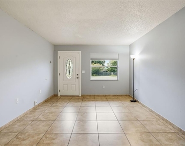 2720 S Sunrise Court - Photo Thumbnail 5
