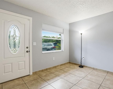2720 S Sunrise Court - Photo Thumbnail 4