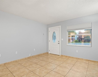 2720 S Sunrise Court - Photo Thumbnail 6