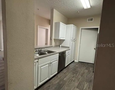 5560 Metrowest Boulevard - Photo Thumbnail 13