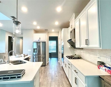 2853 High Pointe Street - Photo Thumbnail 12