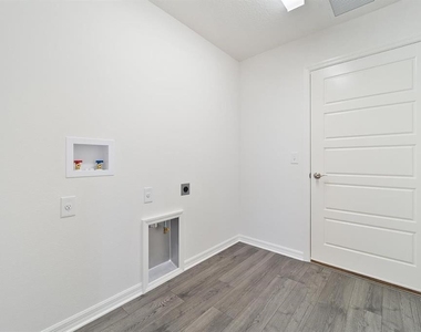 2421 Hobkirk Loop - Photo Thumbnail 27