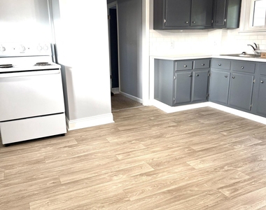 112 E Elm Street - Photo Thumbnail 3
