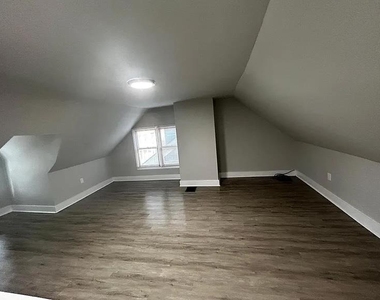 1616 Ferry Street - Photo Thumbnail 2
