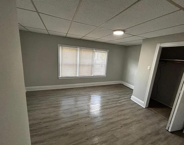 1616 Ferry Street - Photo Thumbnail 3