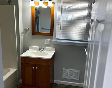 1616 Ferry Street - Photo Thumbnail 9
