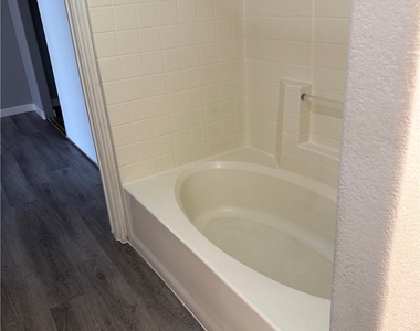 1830 N Pecos Road - Photo Thumbnail 8