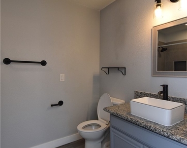 5576 W Rochelle Avenue - Photo Thumbnail 12