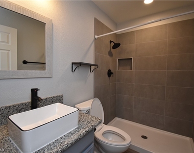 5576 W Rochelle Avenue - Photo Thumbnail 8