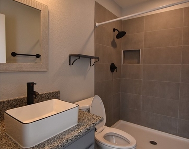 5576 W Rochelle Avenue - Photo Thumbnail 9