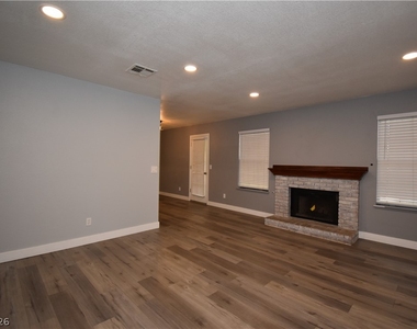 5576 W Rochelle Avenue - Photo Thumbnail 1