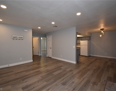 5576 W Rochelle Avenue - Photo Thumbnail 2