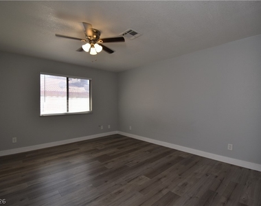 5576 W Rochelle Avenue - Photo Thumbnail 10