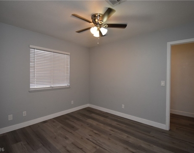 5576 W Rochelle Avenue - Photo Thumbnail 6