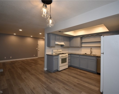 5576 W Rochelle Avenue - Photo Thumbnail 4