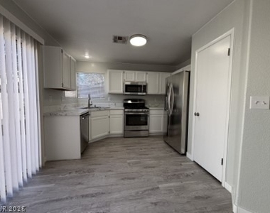 8420 Aspenbrook Avenue - Photo Thumbnail 6