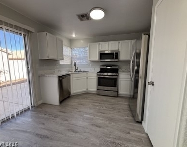 8420 Aspenbrook Avenue - Photo Thumbnail 5