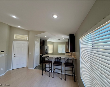 276 Heatherstone Street - Photo Thumbnail 6