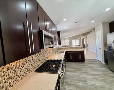 276 Heatherstone Street - Photo Thumbnail 11