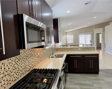 276 Heatherstone Street - Photo Thumbnail 15