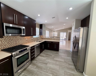 276 Heatherstone Street - Photo Thumbnail 9