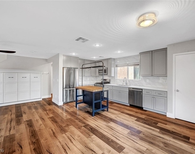 812 Sistine Street - Photo Thumbnail 10
