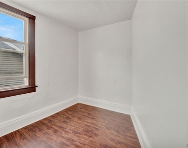 214 Ludington Street - Photo Thumbnail 8