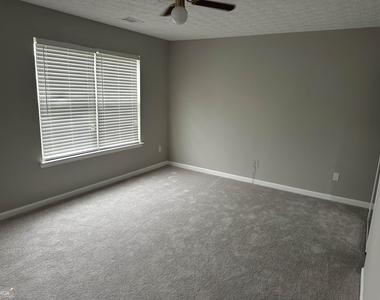 1133 Hawthorn Lane - Photo Thumbnail 4