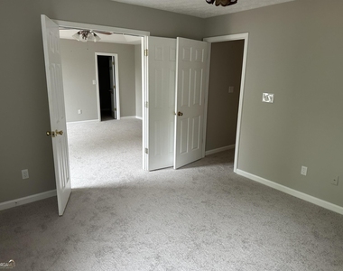 1133 Hawthorn Lane - Photo Thumbnail 7