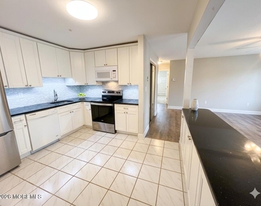 115 Amberly Drive - Photo Thumbnail 6
