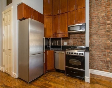 West 14 Street - Photo Thumbnail 2