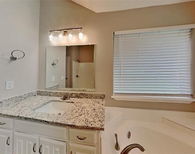 821 Willow Court - Photo Thumbnail 9
