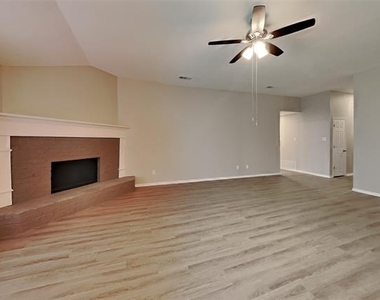 821 Willow Court - Photo Thumbnail 3
