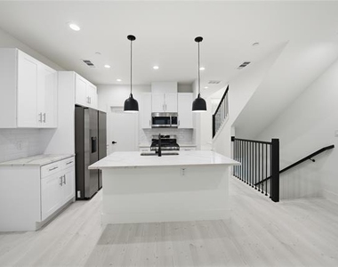 7207 Mohawk Drive - Photo Thumbnail 4