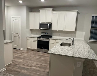 408 Zimmet Drive - Photo Thumbnail 6