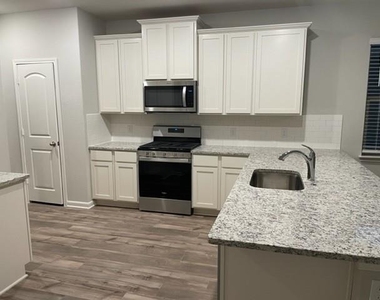 408 Zimmet Drive - Photo Thumbnail 5