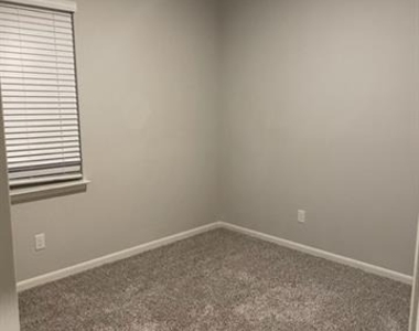 408 Zimmet Drive - Photo Thumbnail 9