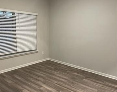 408 Zimmet Drive - Photo Thumbnail 3