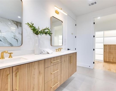 2336 N Carroll Avenue - Photo Thumbnail 24