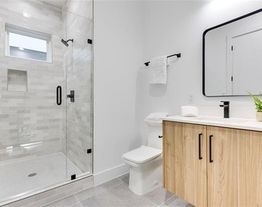 2336 N Carroll Avenue - Photo Thumbnail 27