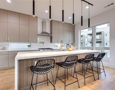 2336 N Carroll Avenue - Photo Thumbnail 12