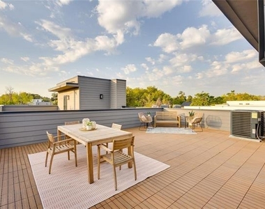 2336 N Carroll Avenue - Photo Thumbnail 5