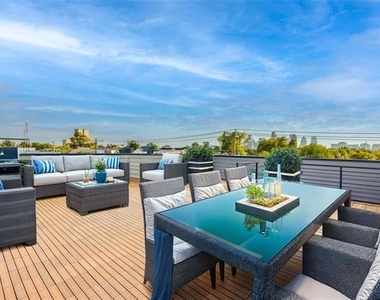 2336 N Carroll Avenue - Photo Thumbnail 2