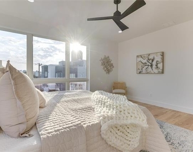 2336 N Carroll Avenue - Photo Thumbnail 22