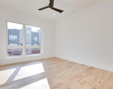 2336 N Carroll Avenue - Photo Thumbnail 29