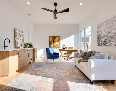 2336 N Carroll Avenue - Photo Thumbnail 6