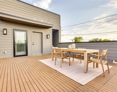2336 N Carroll Avenue - Photo Thumbnail 4