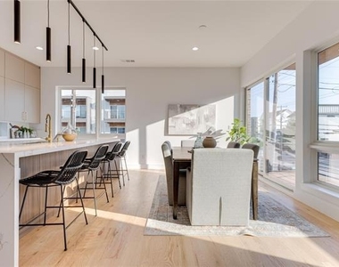 2336 N Carroll Avenue - Photo Thumbnail 13