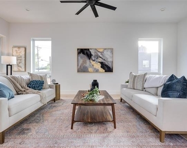 2336 N Carroll Avenue - Photo Thumbnail 18