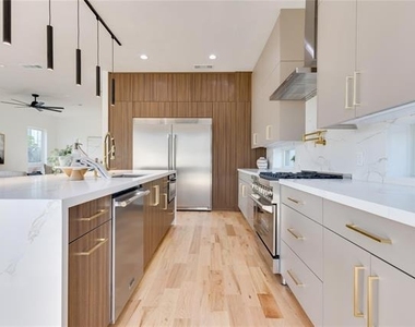 2336 N Carroll Avenue - Photo Thumbnail 9